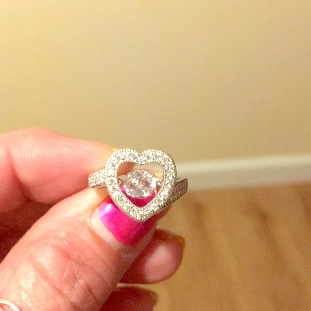 Woman’s sterling silver beautiful heart ring.